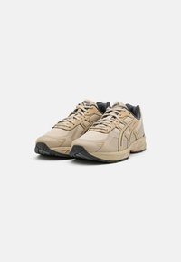 ASICS SportStyle GEL-1130 UNISEX - Tenisky - wood crepe/graphite grey