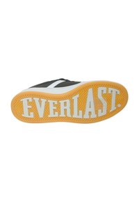 Sola di scarpa sportiva nera con accenti bianchi e arancioni. Presenta un grande marchio "EVERLAST" in lettere bianche in grassetto sul fondo. Sono presenti patterns testurizzati.