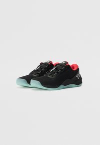 Czarne sportowe buty z siateczkową cholewką, czerwonymi akcentami i wzmocnionym piętą; przezroczysta aqua podeszwa; logo marki po bokach i na języku.