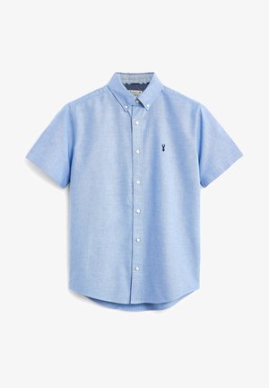Lichtblauw overhemd met korte mouwen van soepel stof, voorzien van een kraag en een klein donker logo op de borst.