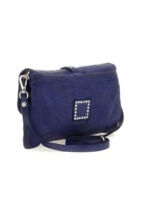 Borsa a tracolla in pelle blu navy di forma rettangolare, decorata con borchie argentate e una tracolla sottile e regolabile. Texture liscia.