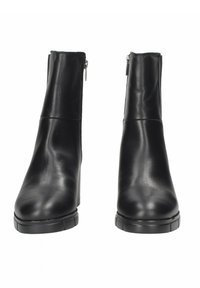 Stivaletti neri in pelle con una texture liscia, design affusolato, zip laterale e un tacco a blocco basso.