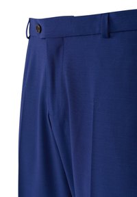 Blaue Hose aus glattem Stoff mit Knopfverschluss, Gürtelschlaufen und ordentlich gebügelten Vorderfalten.