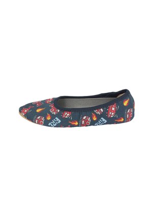 Marineblauer flacher Schuh mit Cartoon-Feuerwehrautos, Flammen und dem wiederholt aufgedruckten Wort „FIRE“ auf dem Stoff.