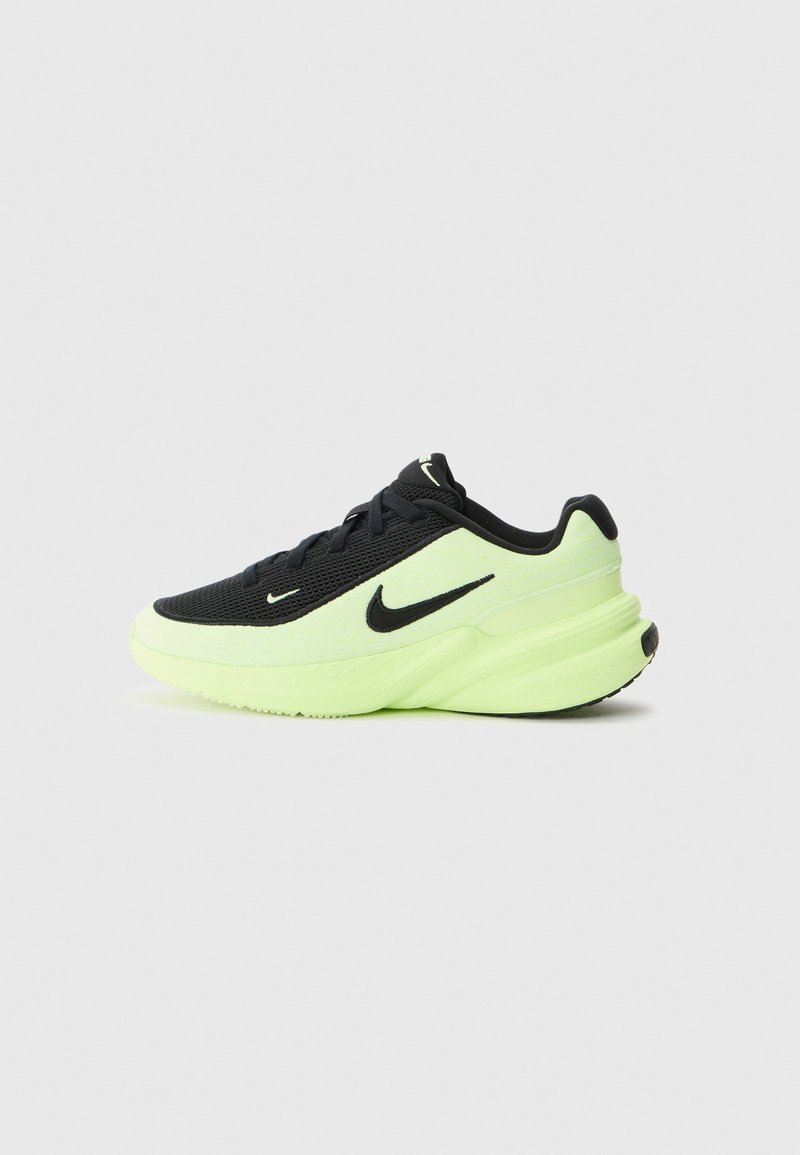 Čierna a neonovo zelená bežecká obuv Nike, s mesh vrchnou časťou, hladkým povrchom, hrubou podrážkou a akcentom loga na boku.