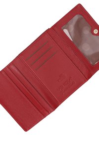 Rode leren portemonnee met een gestructureerde afwerking, voorzien van drie kaartsleuven, een transparant ID-vakje en een blinddruk met het merklogo.