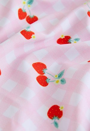 Medvilnės audinys su rausvos spalvos languotu raštu, kuriame mažos raudonos braškės ir žalios lapeliai. Tekstūruota paviršiaus struktūra suteikia gilumo.