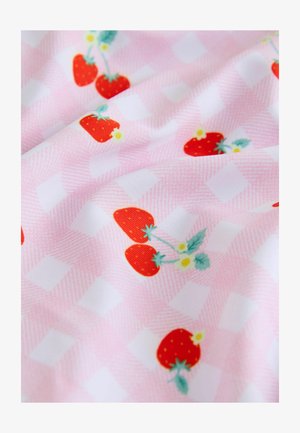 Bombažno blago s rožnatim karo vzorcem z majhnimi rdečimi jagodami in zelenimi listi. Teksturirana površina dodaja globino.