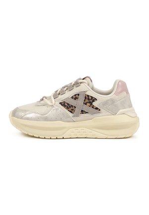 Sneaker beige e rosa con suola spessa, pannelli laterali con stampa leopardata, lacci in camoscio e dettaglio traforato sulla punta.