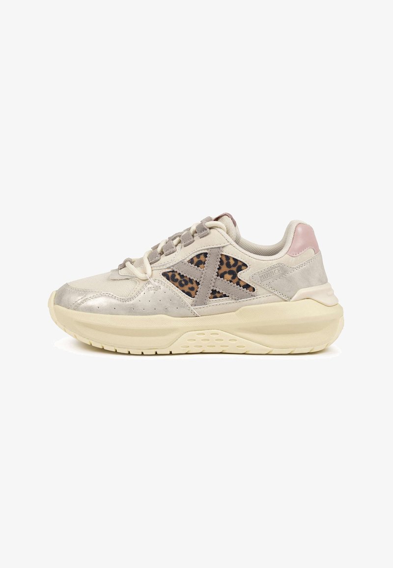 Beiger und rosa Sneaker mit dicker Sohle, Leopardenprint seitlich, Wildleder-Schnürsenkeln und perforiertem Zeh-Detail.