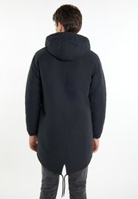 Parka nera imbottita con cappuccio, dotata di polsini elastici, orlo con cordino e una ventola sul retro. Texture liscia con dettagli minimi.