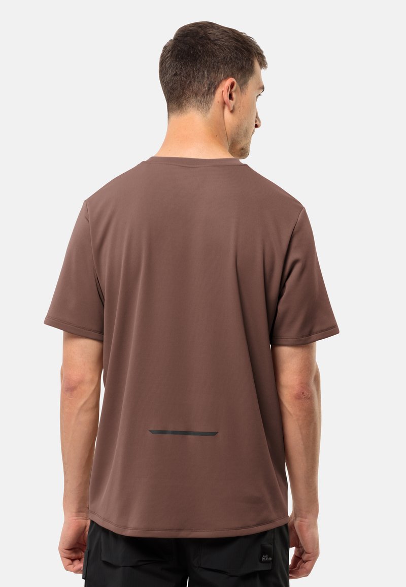 Braunes kurzärmliges T-Shirt aus glattem, leichtem Material. Mit einem horizontalen schwarzen Streifen über dem Rücken.