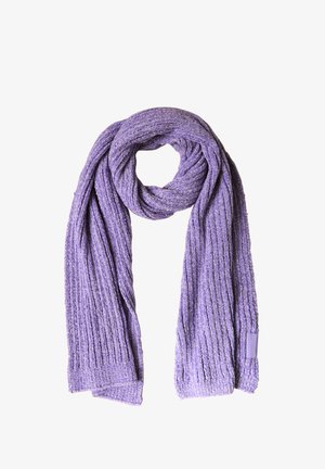 Violetti neulehuivi, ribbineulepinta, pitkä ja kapea muoto, pehmeällä ja paksulla langalla viimeistelty. Yhdessä päässä on huomaamaton logo-tarra.