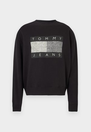 Sweatshirt preta com decote redondo, punhos e bainha canelados, apresentando um retângulo texturizado em cinza e branco e o texto "TOMMY JEANS" no peito.
