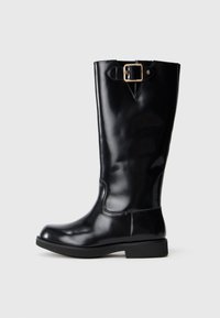 Botas de cuero negras hasta la rodilla con un acabado suave y brillante. Presenta un hebilla lateral, punta redondeada y una suela baja y sólida.