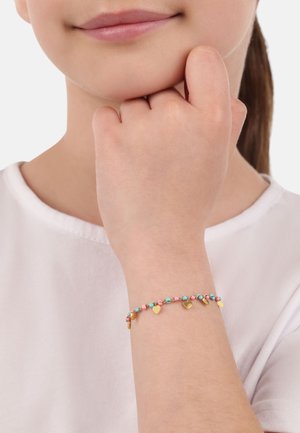 Buntes Perlenarmband mit kleinen goldenen Herzen, rosa, blauen und grünen Perlen auf einer dünnen goldenen Kette, getragen am Handgelenk eines Kindes.