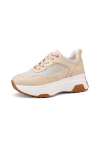 Beżowe sneakersy z siateczki i zamszu, z masywną białą podeszwą i jasnymi złotymi akcentami. Okrągły kształt z zapięciem na sznurowadła.