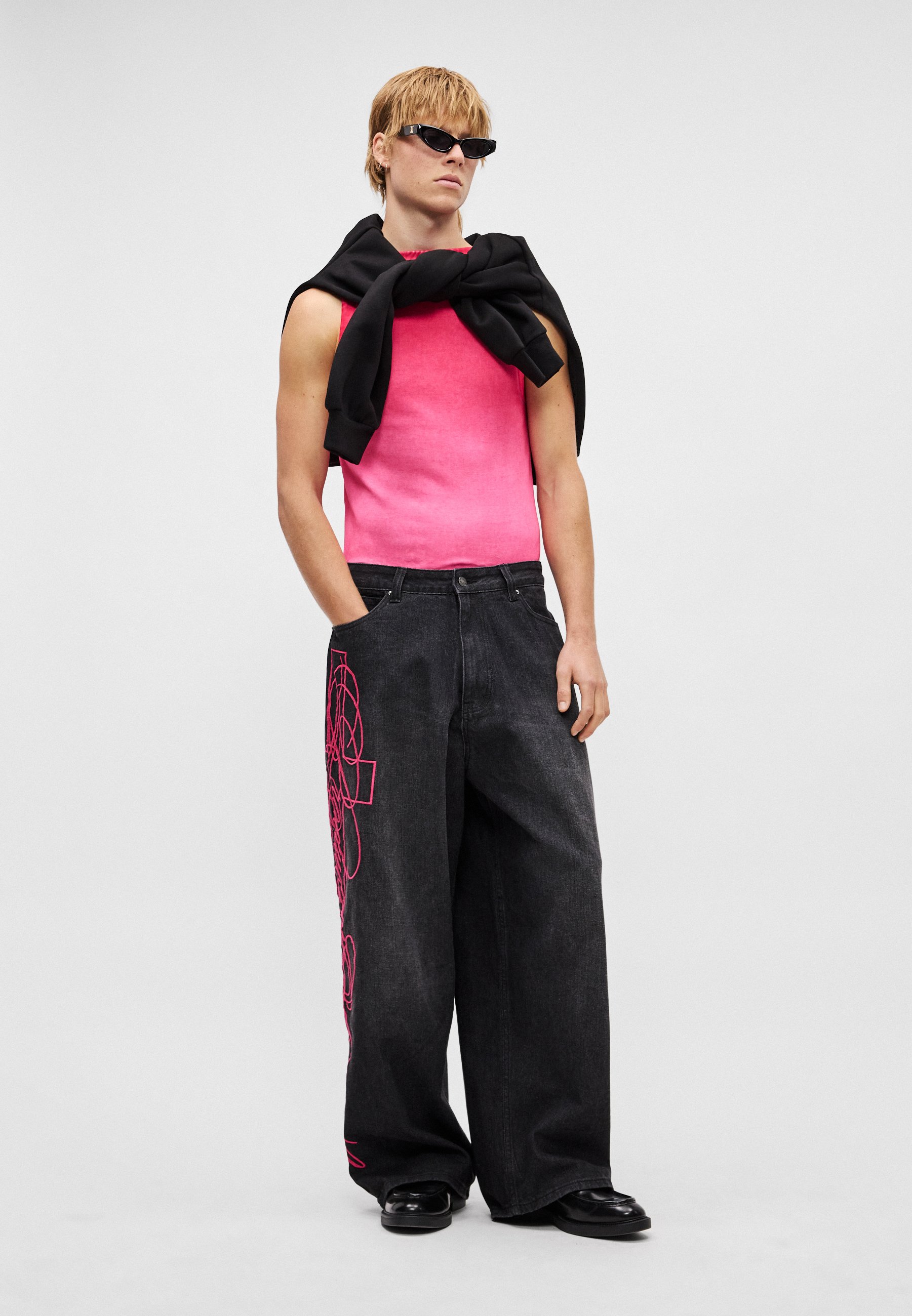 Jaded London CROSS SCRIPT EMBROIDERED - Baggy Jeans - black/black