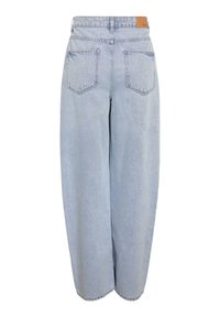 Šviesiai mėlynos spalvos džinsai iš džinsinio audinio, plačiomis kojų apačiomis, su užpakalinėmis kišenėmis ir rudos odos etikete juosmens juostoje. Minkšta tekstūra ir laisvas, kasdienis stilius.