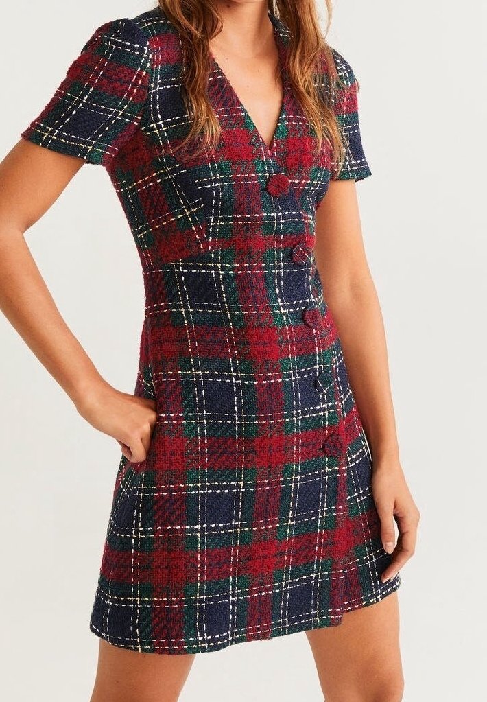 Kleid in rot, grün und marineblau mit Karomuster, kurzen Ärmeln, einem V-Ausschnitt und Knöpfen entlang der Vorderseite. Strukturierter Stoff, ausgestellte Silhouette und Seitentaschen.