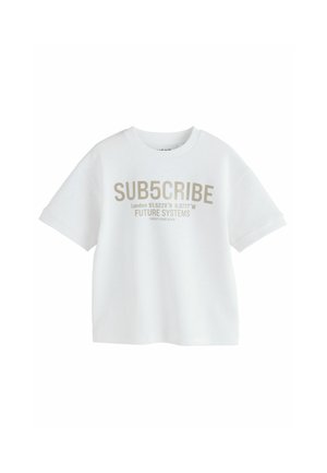 Vit t-shirt med kort ärm gjord av bomull. Har fettryckt text i ljusbeige. Rund halsringning och avkopplad passform.