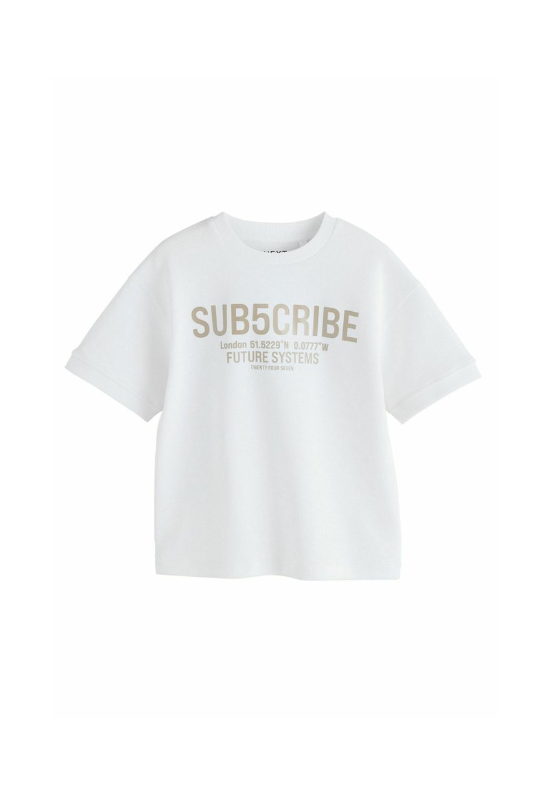 Vit t-shirt med kort ärm gjord av bomull. Har fettryckt text i ljusbeige. Rund halsringning och avkopplad passform.