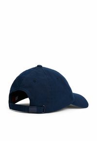 Gorra de béisbol de algodón en color marino con visera curvada, correa trasera ajustable y ojales de ventilación. Diseño simple y clásico sin patrones notorios.