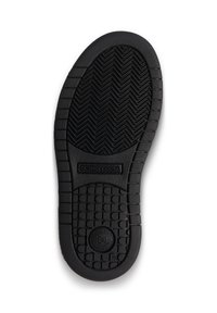 Semelle de chaussure en caoutchouc noir avec un motif à chevrons, comportant un détail de logo circulaire et des sections texturées pour l'adhérence et la durabilité.