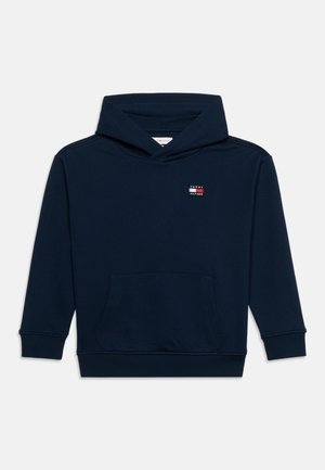 Granatowa bluza z kapturem z kieszenią z przodu i małym logo Tommy Hilfiger na piersi, długie rękawy oraz ściągacze na mankietach i u dołu.