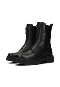 Stivali alla caviglia in pelle nera con zip laterale e superficie texturizzata, dotati di una spessa suola in gomma e design minimalista.