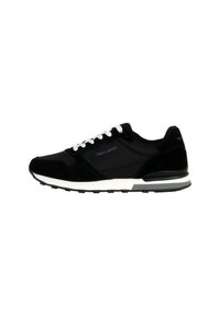 Zwarte sneaker met een combinatie van suède en mesh materialen, witte veters, een witte tussenzool en een gestructureerde zwarte buitenzool.