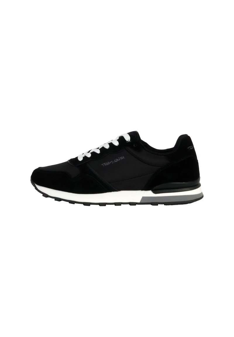 Zwarte sneaker met een combinatie van suède en mesh materialen, witte veters, een witte tussenzool en een gestructureerde zwarte buitenzool.