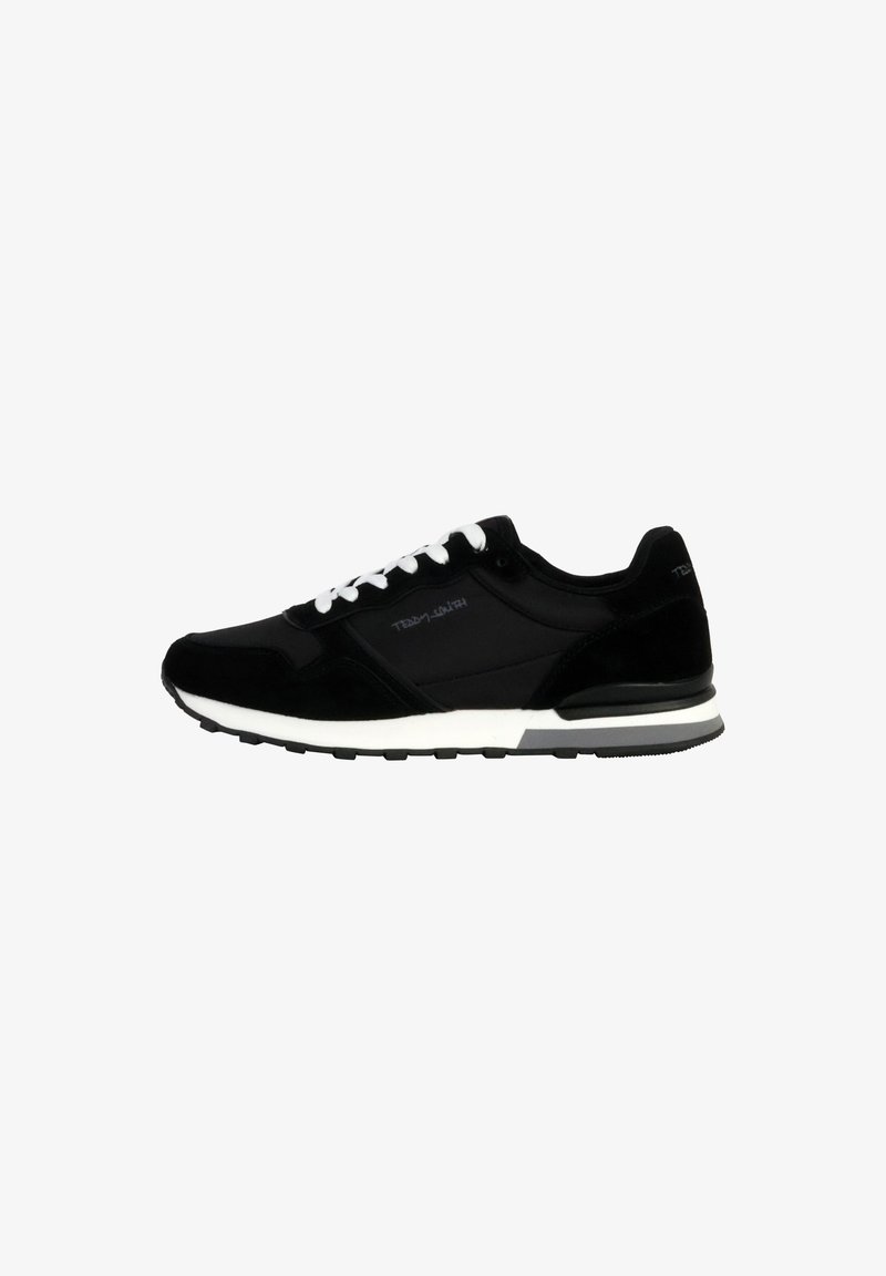 Zwarte sneaker met een combinatie van suède en mesh materialen, witte veters, een witte tussenzool en een gestructureerde zwarte buitenzool.