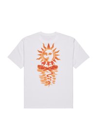 Camiseta blanca de algodón con un gran gráfico de un sol naranja en la parte posterior, con diseños intrincados y un patrón ondulado debajo.