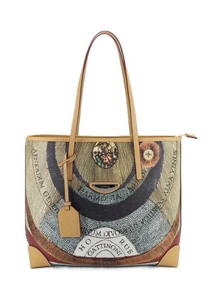 Borsa tote con manici e angoli in pelle color cuoio, con motivo astratto circolare e testo nero sull'esterno in tessuto.
