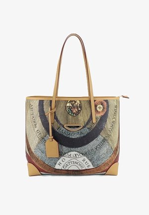 Borsa tote con manici e angoli in pelle color cuoio, con motivo astratto circolare e testo nero sull'esterno in tessuto.