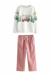Svetter i lys grå med et design af en rød lastbil og træer; parret med røde og hvide ternede pyjamasbukser med elastisk talje.