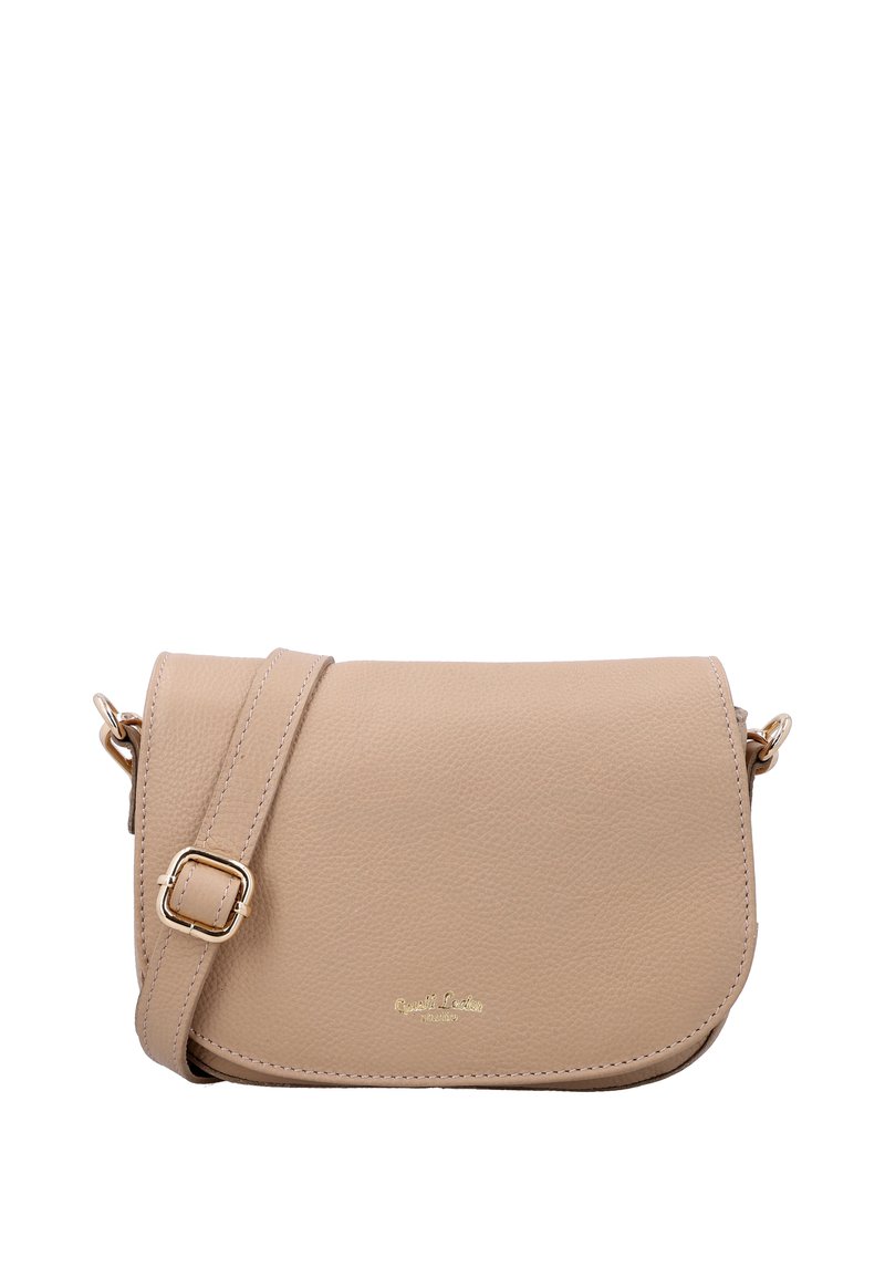 Bež kožna torba preko ramena s podesivim remenom, zlatnom kopčom i malim zlatnim logom na prednjem preklopnom zatvaraču.