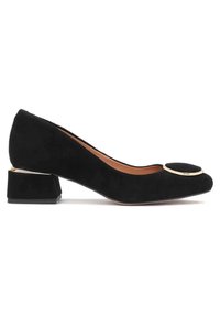 Pompa in suede nero con punta arrotondata, accento dorato sulla punta e tacco basso a blocco. Presenta una texture liscia e un design elegante.