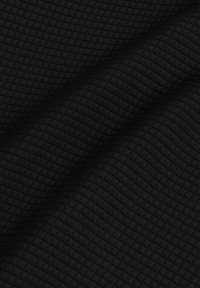 Zwart gestructureerd stof met een ruitenquiltpatroon, voorzien van een zachte afwerking en een lichte glans, gemaakt van synthetische materialen.