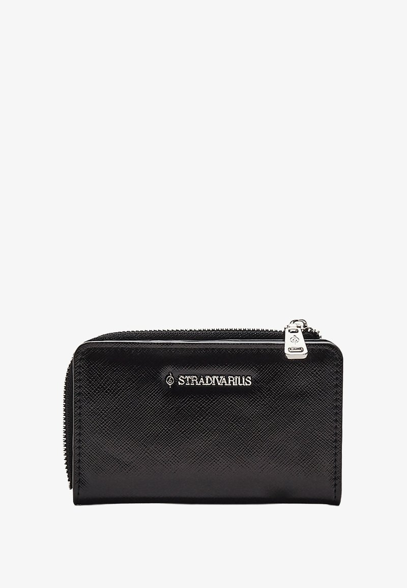 Černá peněženka na zip vyrobená z texturovaného syntetického materiálu se stříbrnými detaily a logem vyraženým na přední straně. Kompaktní obdélníkový tvar.