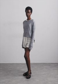 KNITID STRIPE - Lühikesed püksid - gray