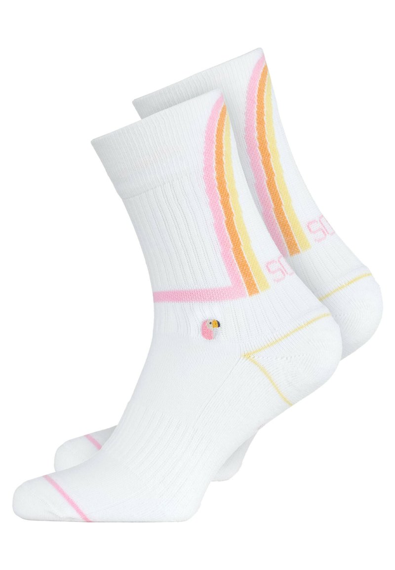 Weiße Baumwollsocken mit gerippter Struktur, die pinke, orangefarbene und gelbe Streifen sowie ein kleines gesticktes Vogelmotiv an der Seite aufweisen.