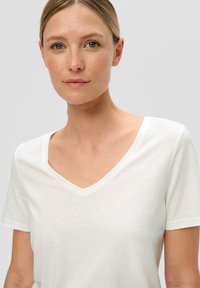 s.Oliver MIT FLAMMGARNSTRUKTUR - T-Shirt basic - creme