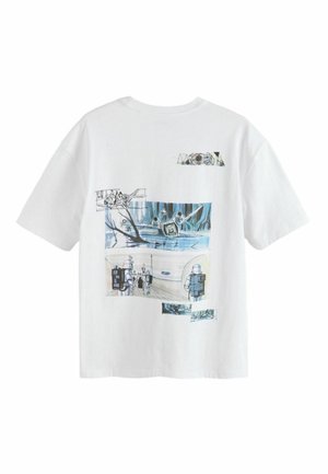 Valkoinen T-paita, jossa sinisiä ja mustia sarjakuvamaisia kuvituksia futuristisista sotilaista ja teknologiasta metsä- ja käytäväympäristössä.