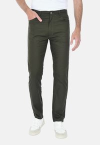 Pantaloni verde oliva con vestibilità slim, design a cinque tasche e chiusura con bottone frontale, realizzati in tessuto liscio e testurizzato.