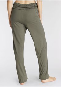 Olijfgroene relaxte broek in een zachte, rekbare stof. Kenmerkt zich door een opgerolde tailleband en rechte pijpen, ontworpen voor comfort en gemak.
