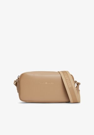 Barna téglalap alakú bőr oldaltáska arany Tommy Hilfiger logóval és széles, bézs állítható pánttal, amelyen "Hilfiger" felirat található.