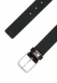 Zwarte leren riem met een zilveren metalen gesp. Bevat drie verstelgaten en een logo-accent nabij de gesp in rood en zwart.