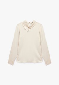 Blusa de manga larga en tejido beige claro. Presenta un cuello redondeado con cierre de botón y un ligero brillo en una textura suave.